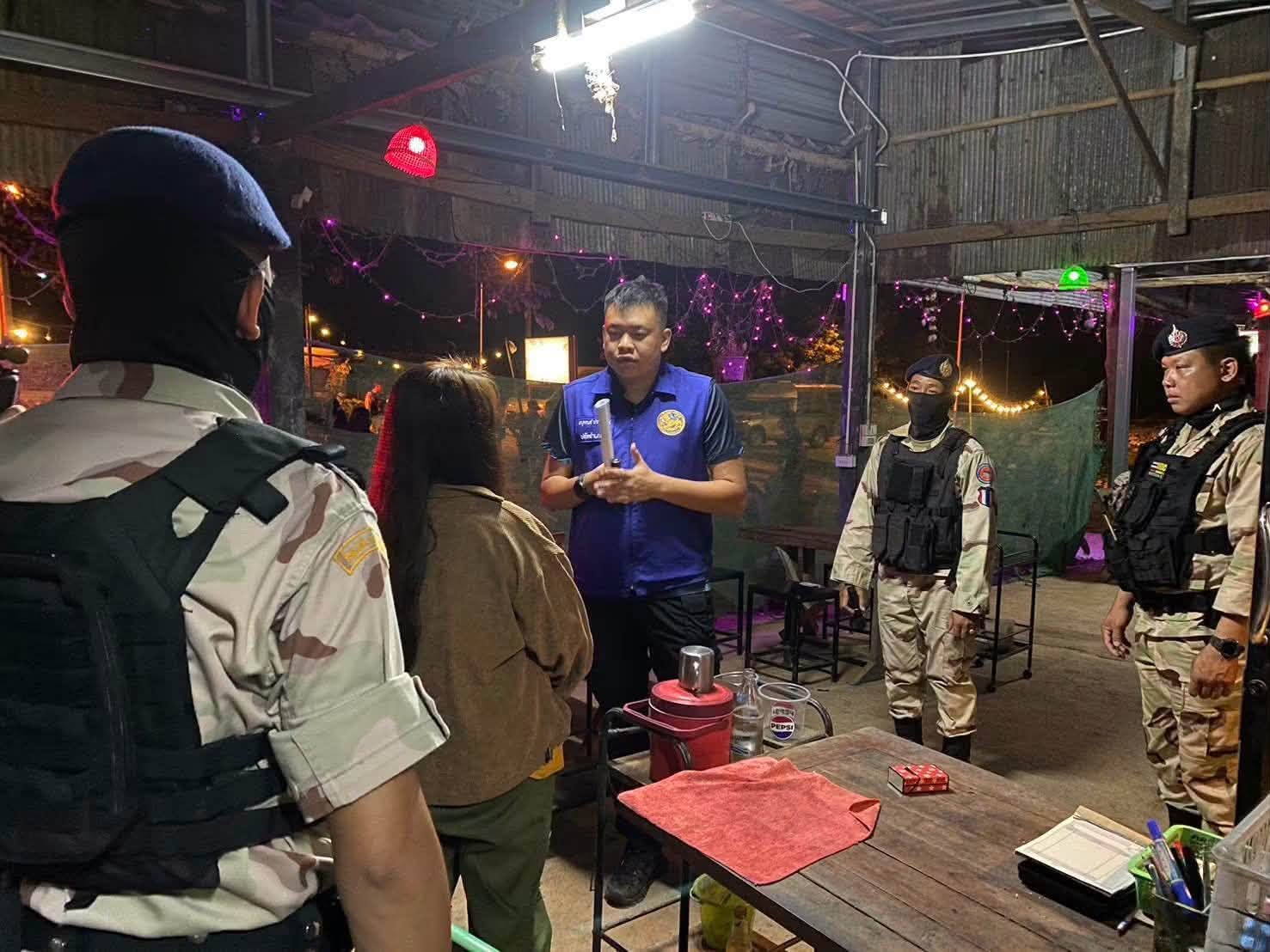 ตำรวจบุกตรวจค้นบาร์คาราโอเกะแห่งหนึ่งในจังหวัดเชียงราย พบเด็กหญิงอายุต่ำกว่า 18 ปีอยู่ภายใน
