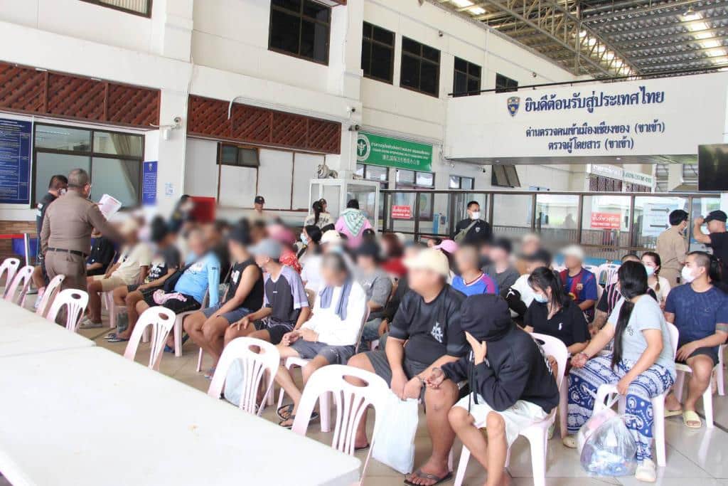 เชียงราย ประเทศลาว ตำรวจตรวจคนเข้าเมืองเชียงรายรับตัวชาวไทย 92 คนที่ถูกเนรเทศจากลาว