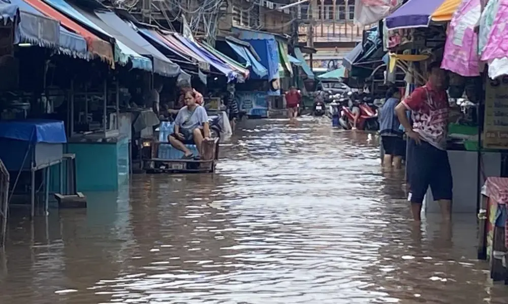 น้ำท่วมกำแพงเพชรวิกฤต! น้ำล้นคลองซัดบ้านจม คนหนีขึ้นหลังคา