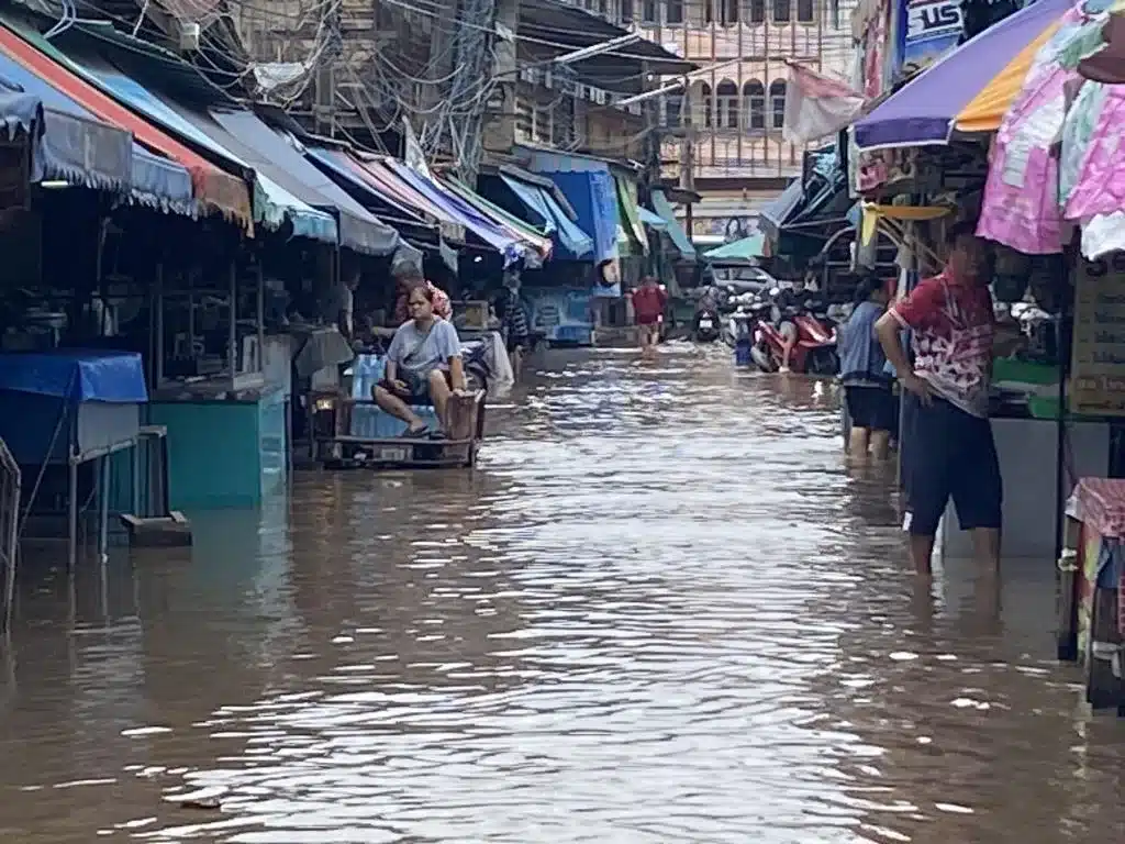 น้ำท่วมกำแพงเพชรวิกฤต! น้ำล้นคลองซัดบ้านจม คนหนีขึ้นหลังคา
