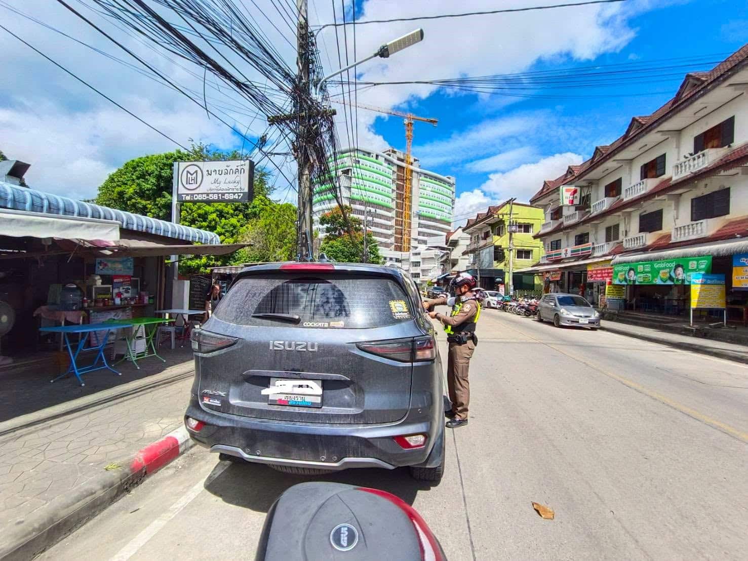 ระทึก! กระบะเสียหลักชนเสาไฟแม่สาย ตำรวจลุยจับจอดผิดกฎ