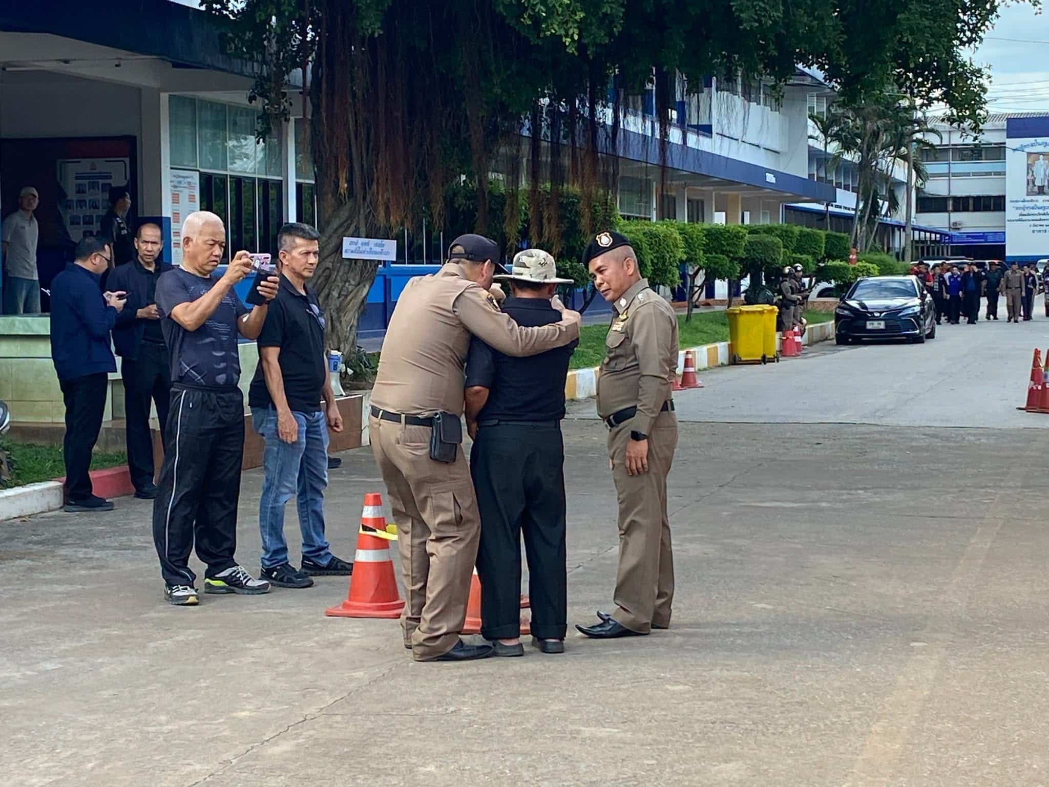 เหตุการณ์สุดสยอง! นักเรียนมัธยมปลายวัย 15 ปีคลุ้มคลั่งกราดยิงในโรงเรียน โชคดีที่ไม่มีผู้ได้รับบาดเจ็บหรือเสียชีวิต