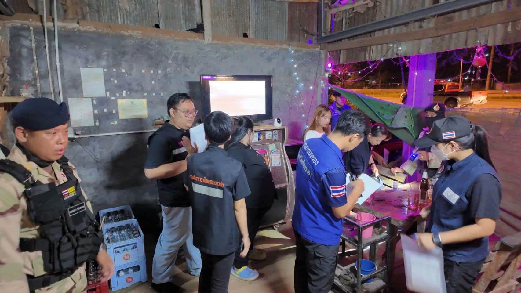 ตำรวจบุกตรวจค้นบาร์คาราโอเกะแห่งหนึ่งในจังหวัดเชียงราย พบเด็กหญิงอายุต่ำกว่า 18 ปีอยู่ภายใน