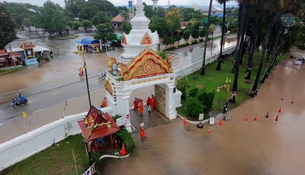 พะเยาอ่วม! ฝนกระหน่ำน้ำท่วมถนนสายหลัก พระเณรเร่งขนกระสอบทรายกั้นน้ำทะลักวัด