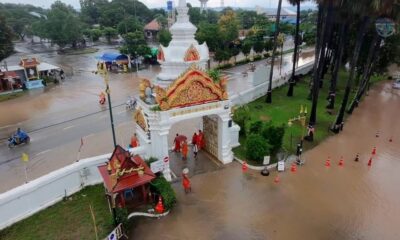 พะเยาอ่วม! ฝนกระหน่ำน้ำท่วมถนนสายหลัก พระเณรเร่งขนกระสอบทรายกั้นน้ำทะลักวัด
