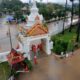 พะเยาอ่วม! ฝนกระหน่ำน้ำท่วมถนนสายหลัก พระเณรเร่งขนกระสอบทรายกั้นน้ำทะลักวัด
