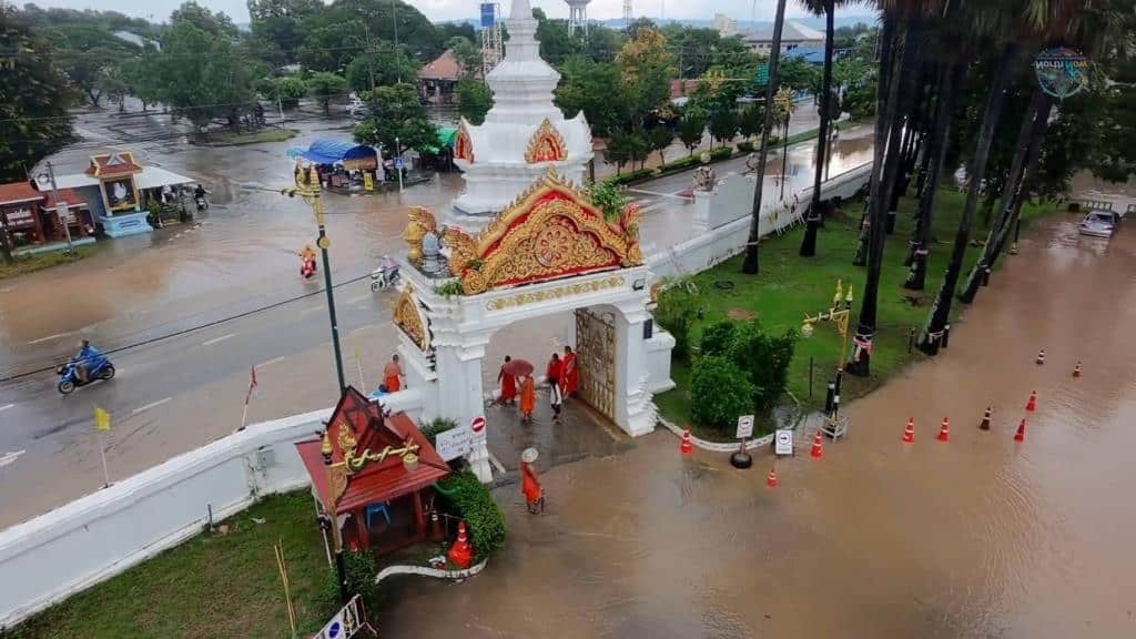 พะเยาอ่วม! ฝนกระหน่ำน้ำท่วมถนนสายหลัก พระเณรเร่งขนกระสอบทรายกั้นน้ำทะลักวัด