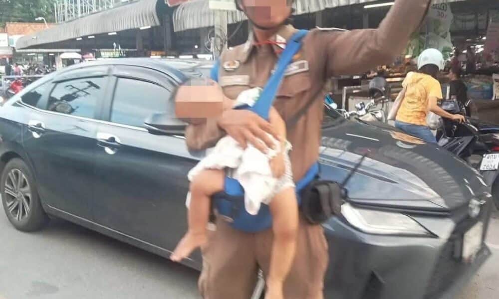 ไวรัลสุดซึ้ง! อาสาจราจรเชียงใหม่อุ้มลูกน้อยโบกรถ สะท้อนชีวิตพ่อสู้ชีวิต