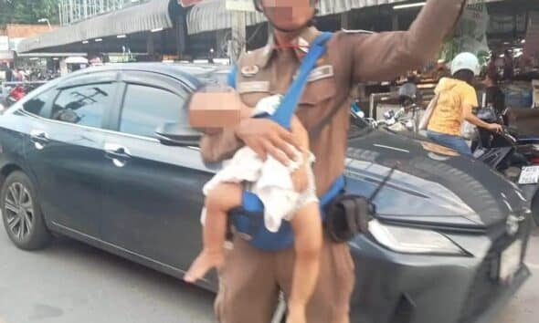 ไวรัลสุดซึ้ง! อาสาจราจรเชียงใหม่อุ้มลูกน้อยโบกรถ สะท้อนชีวิตพ่อสู้ชีวิต