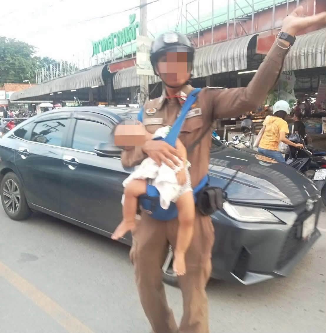 ไวรัลสุดซึ้ง! อาสาจราจรเชียงใหม่อุ้มลูกน้อยโบกรถ สะท้อนชีวิตพ่อสู้ชีวิต