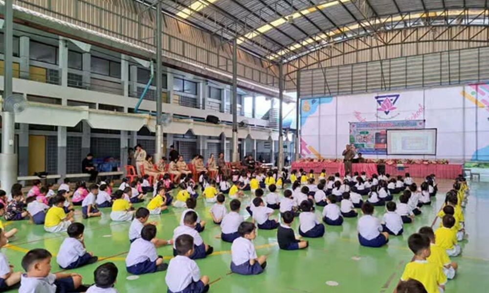 ตำรวจเชียงรายให้ความรู้แก่นักเรียนเกี่ยวกับความปลอดภัยในภาวะฉุกเฉิน