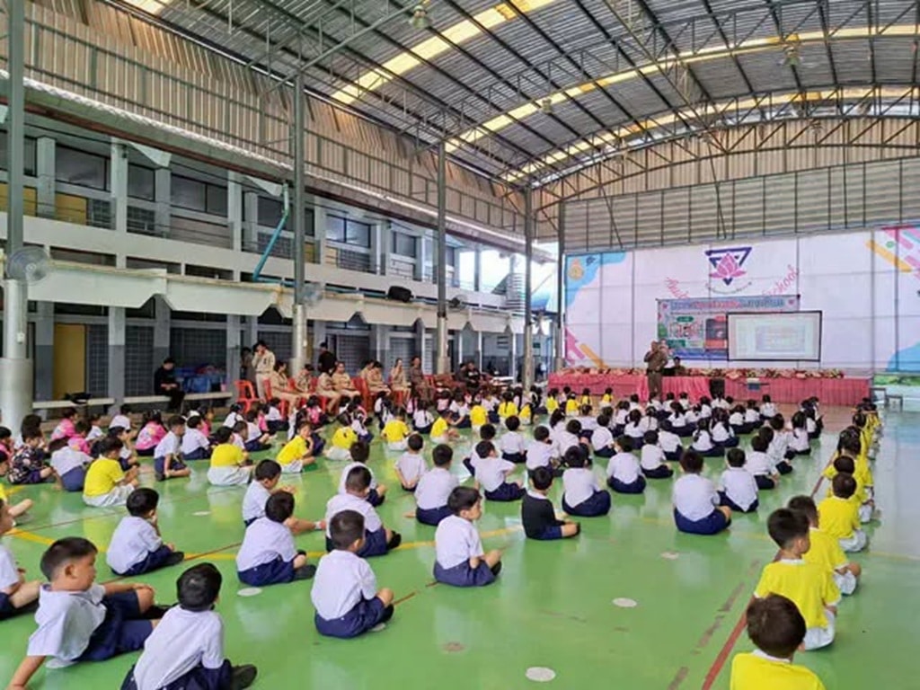ตำรวจเชียงรายให้ความรู้แก่นักเรียนเกี่ยวกับความปลอดภัยในภาวะฉุกเฉิน