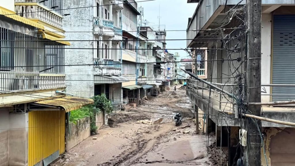 ตลาดท่าล้อ ท่าขี้เหล็ก จมมิดใต้กองโคลน ไร้แววฟื้นตัว