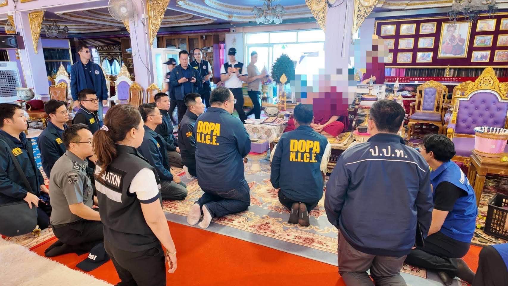 ตำรวจบุกเข้าตรวจค้นวัดแห่งหนึ่งในจังหวัดเชียงราย และจับกุมชาวจีนที่อินเตอร์โพลต้องการตัว