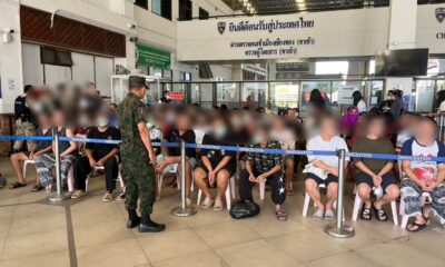 ลาวส่งตัวชาวไทย 76 คนจากแก๊งค์คอลเซ็นเตอร์กลับไปยังเชียงราย พร้อมจับกุม 8 คนที่มีหมายจับ