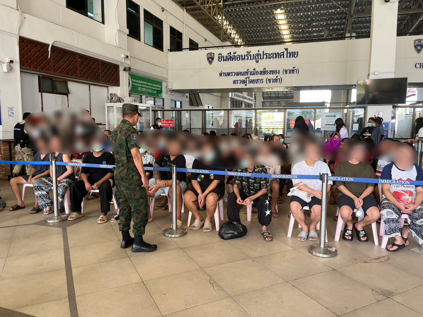 ลาวส่งตัวชาวไทย 76 คนจากแก๊งค์คอลเซ็นเตอร์กลับไปยังเชียงราย พร้อมจับกุม 8 คนที่มีหมายจับ