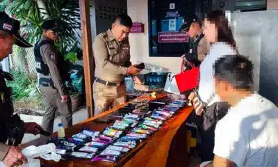 ตำรวจในจังหวัดเชียงรายทลายแก๊งพนัน ยึดสมุดบัญชีพนันและบุหรี่ไฟฟ้าจำนวนมาก
