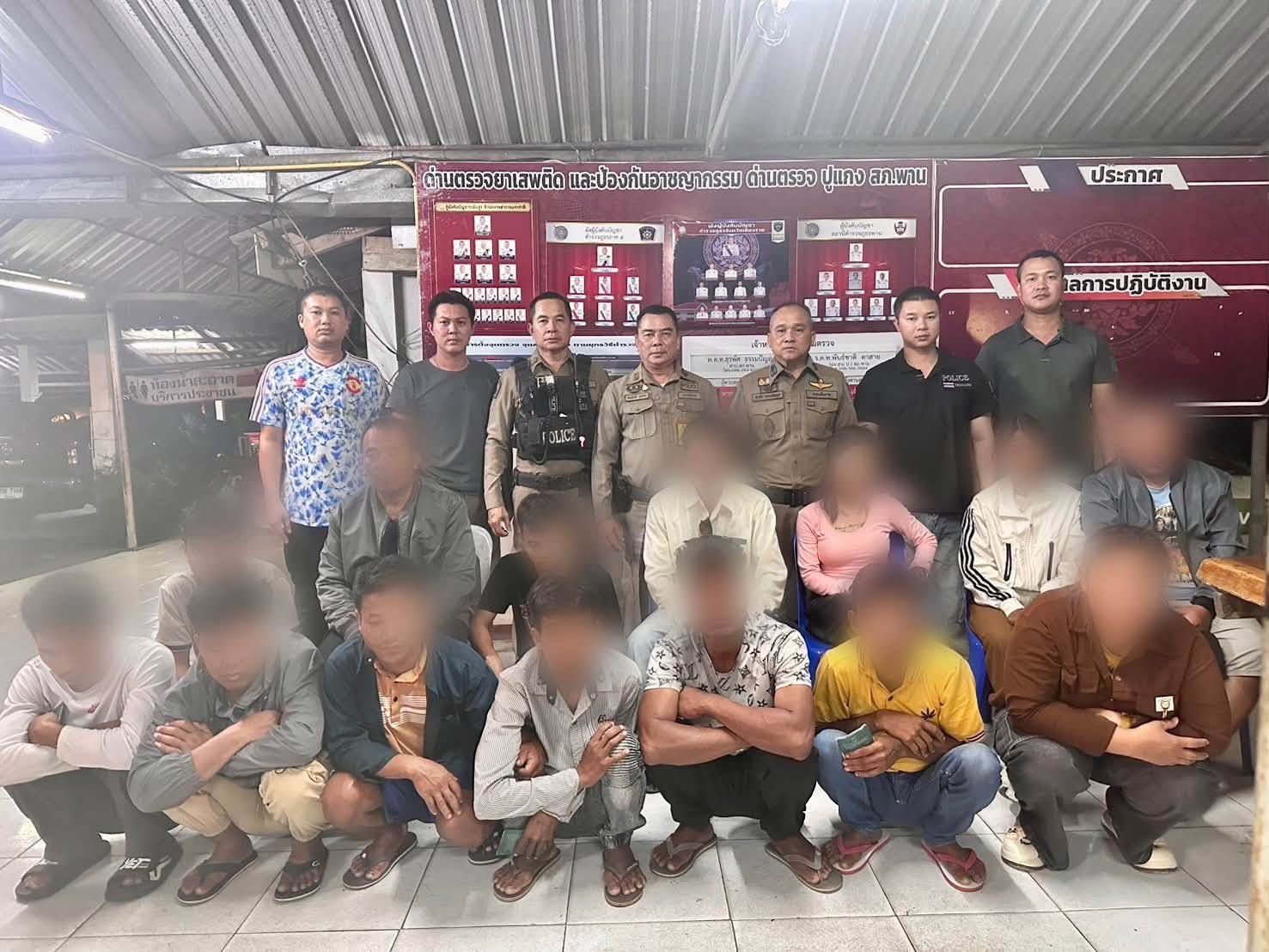ตำรวจเชียงรายจับกุมคนขับรถลักลอบขนคนเข้าเมือง 13 คน