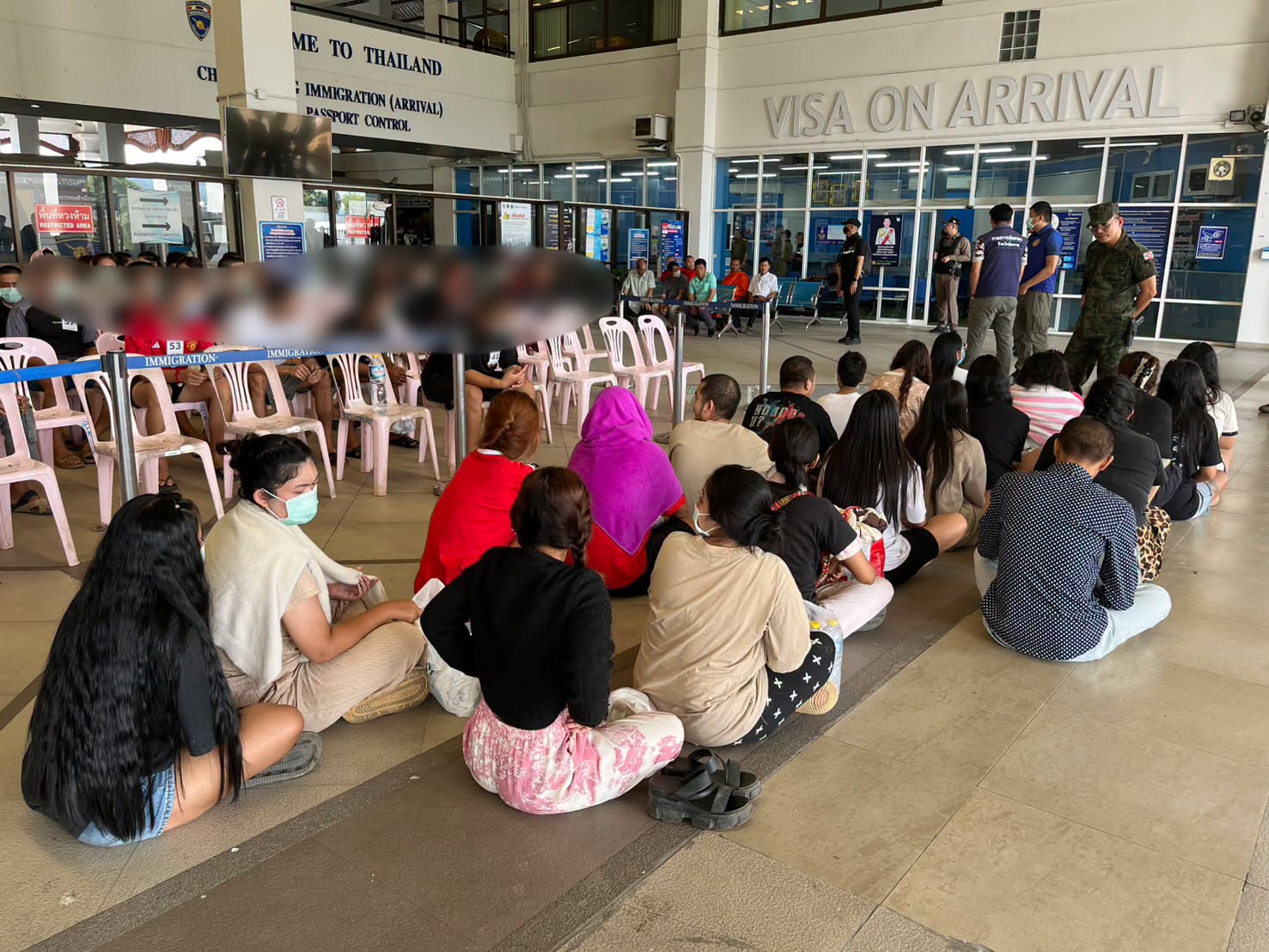 ลาวส่งตัวชาวไทย 76 คนจากแก๊งค์คอลเซ็นเตอร์กลับไปยังเชียงราย พร้อมจับกุม 8 คนที่มีหมายจับ