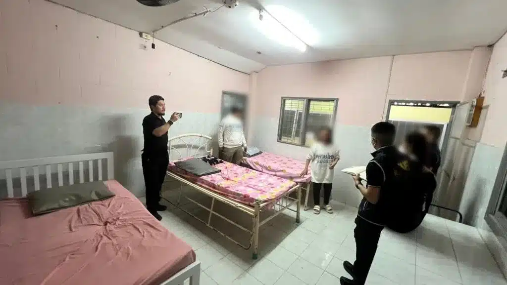 ตำรวจบุกตรวจค้นศูนย์ดูแลผู้สูงอายุ หลังพบข้อกล่าวหาเรื่องการทารุณกรรมที่น่าตกใจ