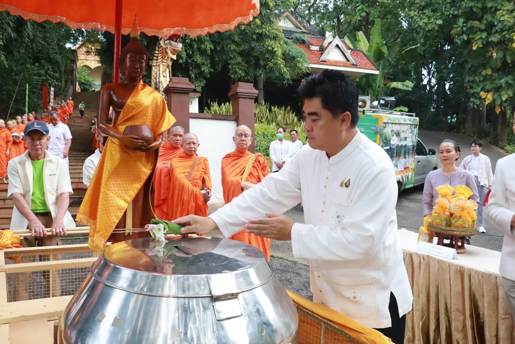 ชาวเชียงราย ร่วมตักบาตรเทโว พระสงฆ์ 127 รูป จากวัดดอยงำเมือง ถึง