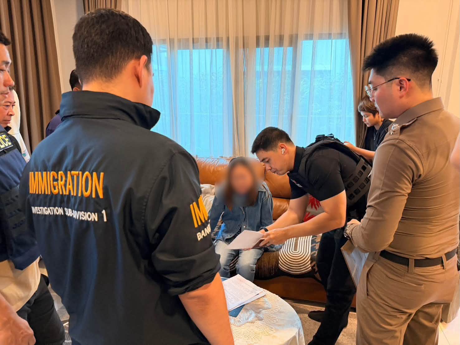 ตำรวจบุกเข้าตรวจค้นวัดแห่งหนึ่งในจังหวัดเชียงราย และจับกุมชาวจีนที่อินเตอร์โพลต้องการตัว