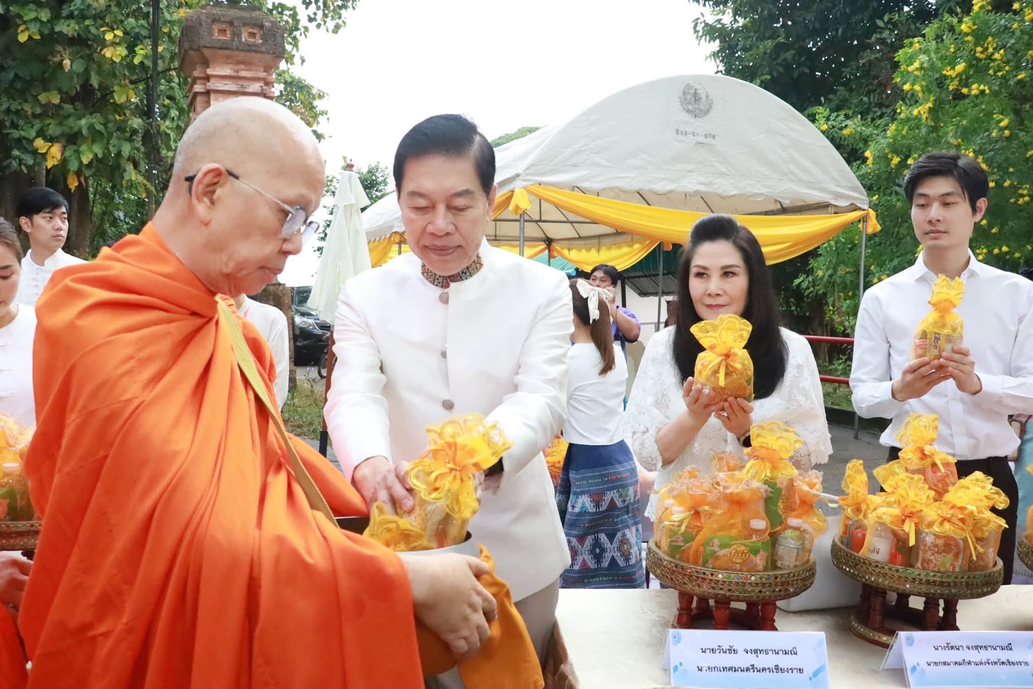 ชาวเชียงราย ร่วมตักบาตรเทโว พระสงฆ์ 127 รูป จากวัดดอยงำเมือง ถึง