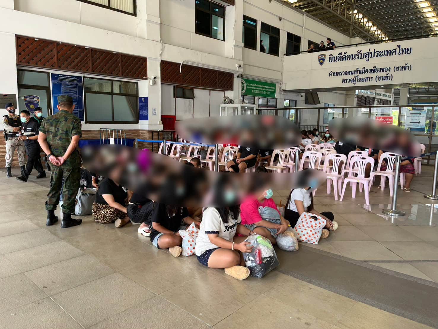 ลาวส่งตัวชาวไทย 76 คนจากแก๊งค์คอลเซ็นเตอร์กลับไปยังเชียงราย พร้อมจับกุม 8 คนที่มีหมายจับ