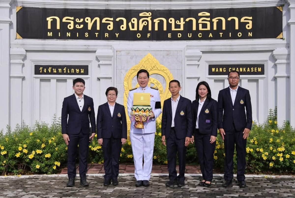 โรงเรียนเทศบาลหมายเลข 6 จังหวัดเชียงราย ได้รับรางวัลพระราชทานตราตั้งด้านสถาบันการศึกษา