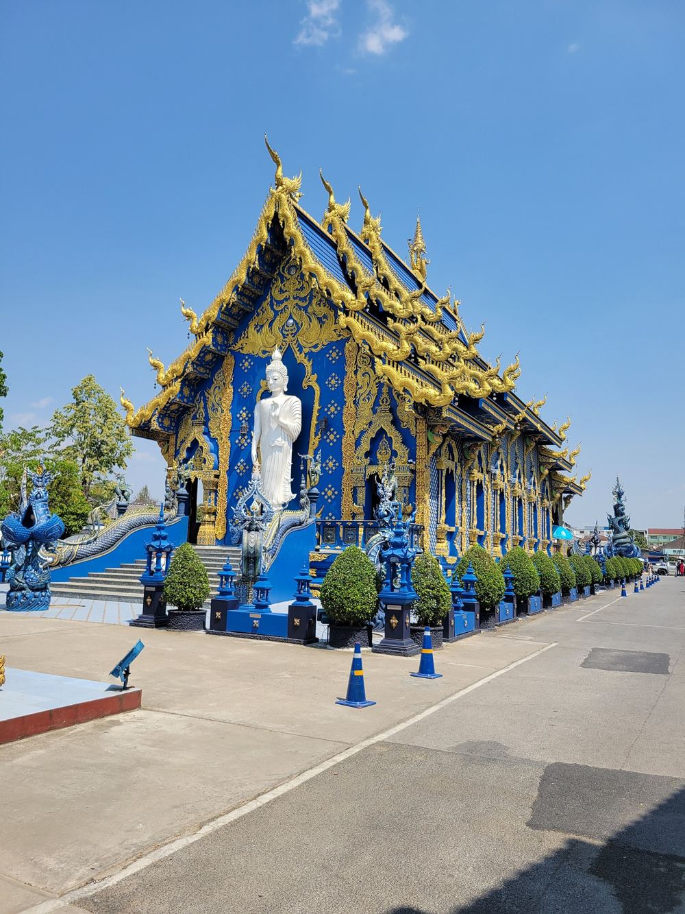วัดร่องเสือเต้น (วัดสีน้ำเงิน) วิหารและพระพุทธรูปยืน