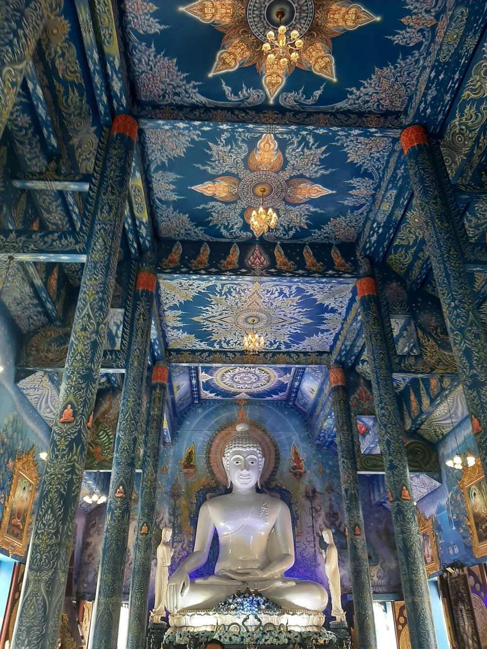 ภายในวิหารวัดร่องเสือเต้น พระประธานสีขาว
