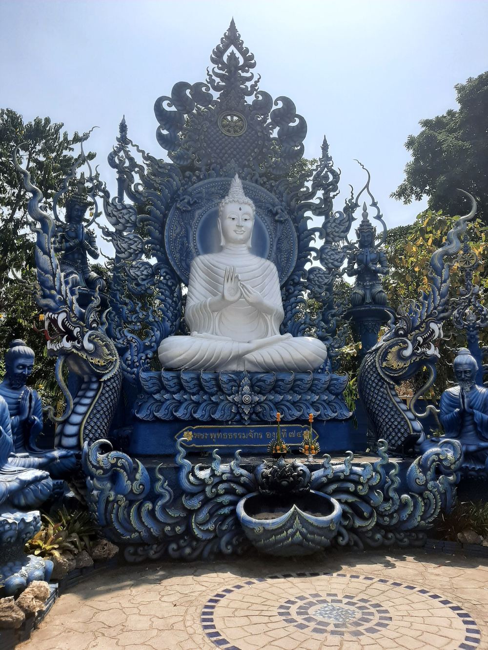 วัดร่องเสือเต้น: พระพุทธรูปสีขาวในลานวัด