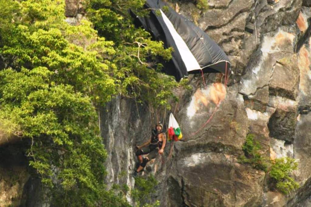 Austrian Parachute Jumper Rescued from Cliff Side in Southern Thailand