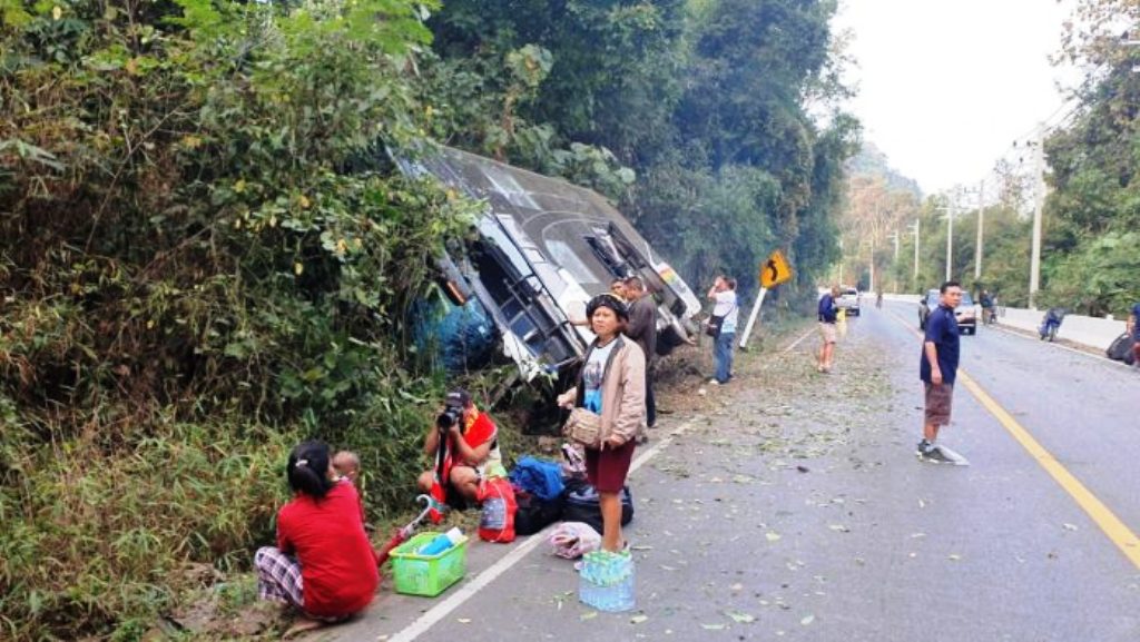 tour bus crashes Thailand