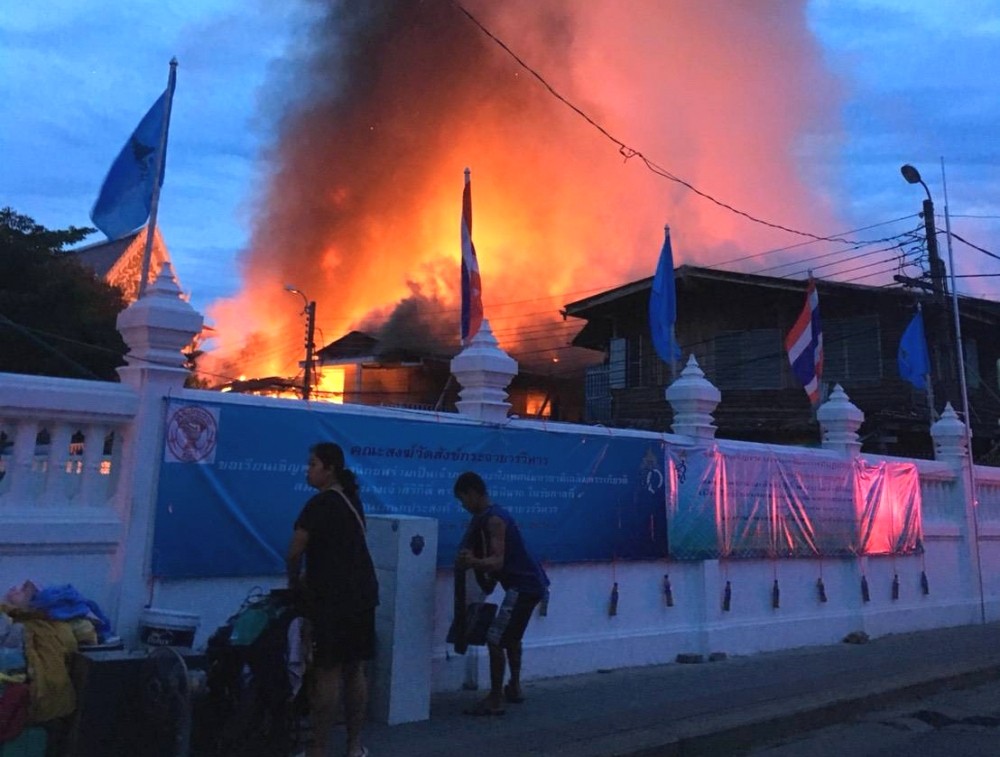 Fire Races through Bangkok Neighborhood Destroying 12 Homes