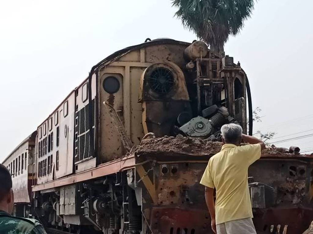 Train Collides with Freight Truck Tearing-off Front of Locomotive