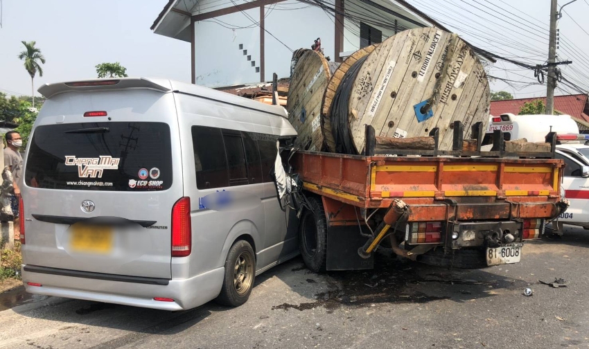 chiang mai, passenger van crash