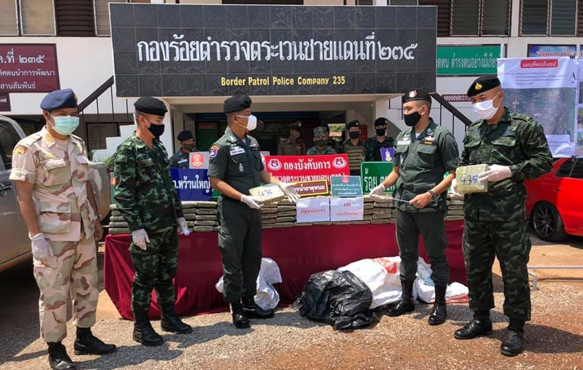 Border Patrol Police Seize 480kg of Marijuana on the Banks of the Mekong