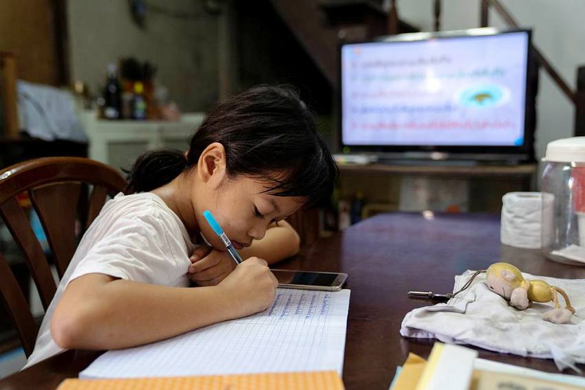 Volunteer teachers, Thailand, TV Classes, students