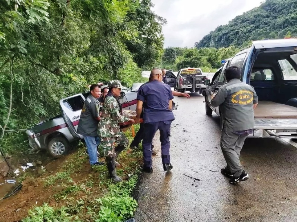 Police Officers Hospitalized after Crashing Pickup in Northern Thailand