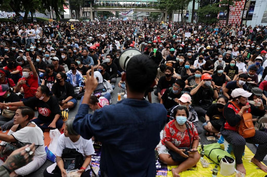 Protesters Pack Bangkok Calling for Thailand' Prime Minister to Resign