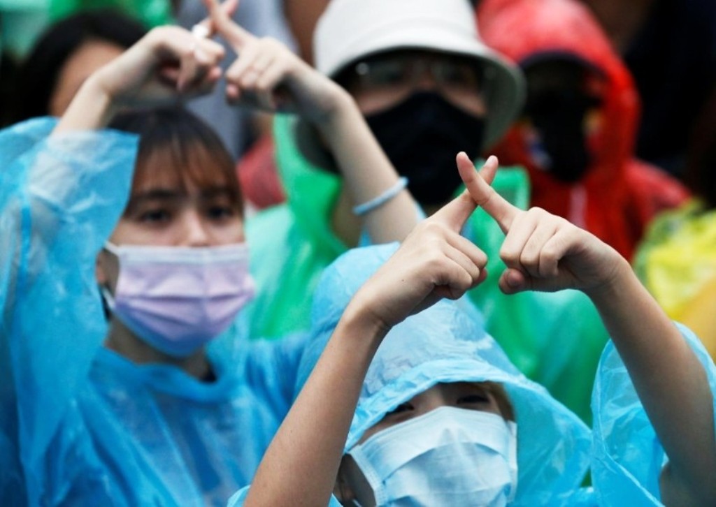 Thai Anti-Government Protesters Learn a Whole New Sign Language