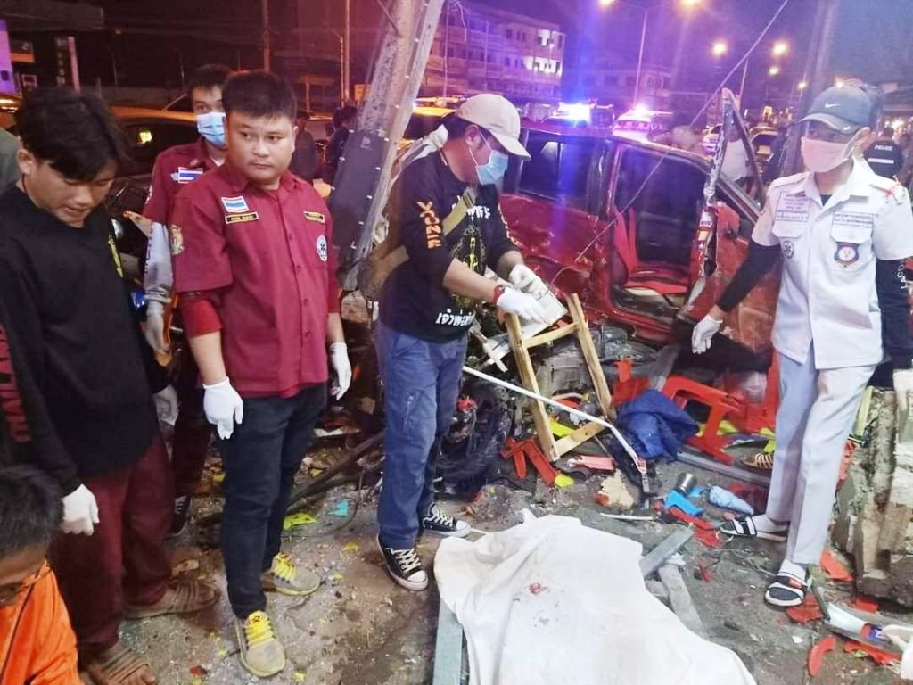 Car Crashes into Roadside Restaurant in Chiang Rai, 1 Dead, 7 Injured