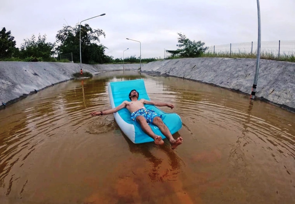 Locals Shame Thai State Railway to Drain Underpass Using Photo's