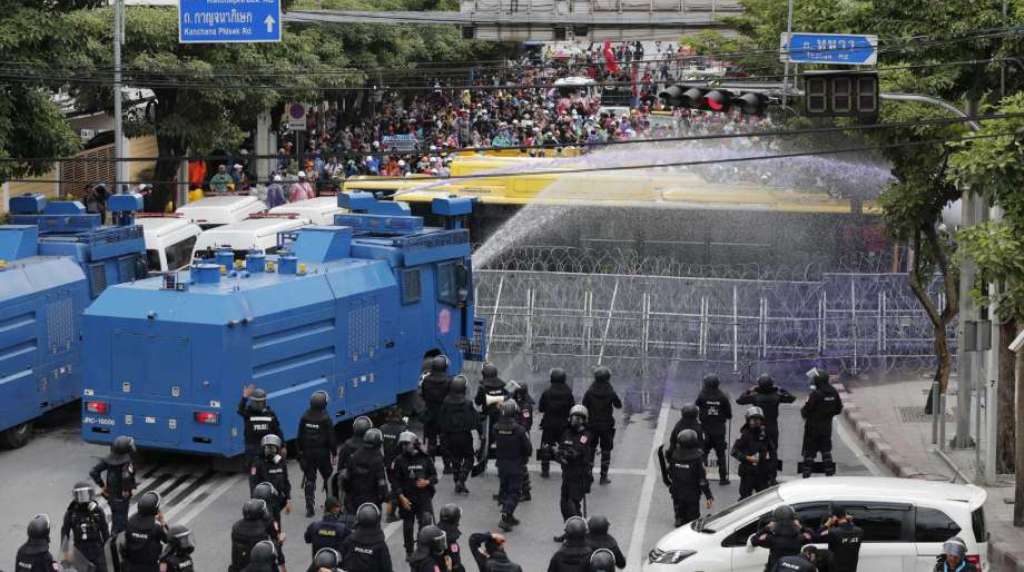 Thai Politicians Flee Parliament as Protesters Clash with Thai Police