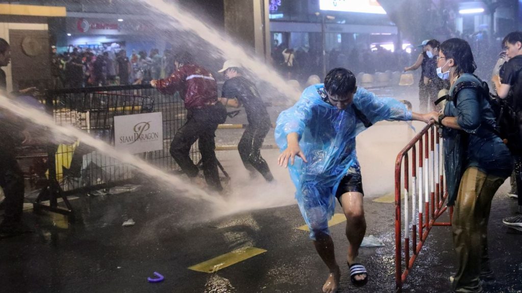 Anti-Government Protesters Defy Police Water Cannons to Deliver Letters