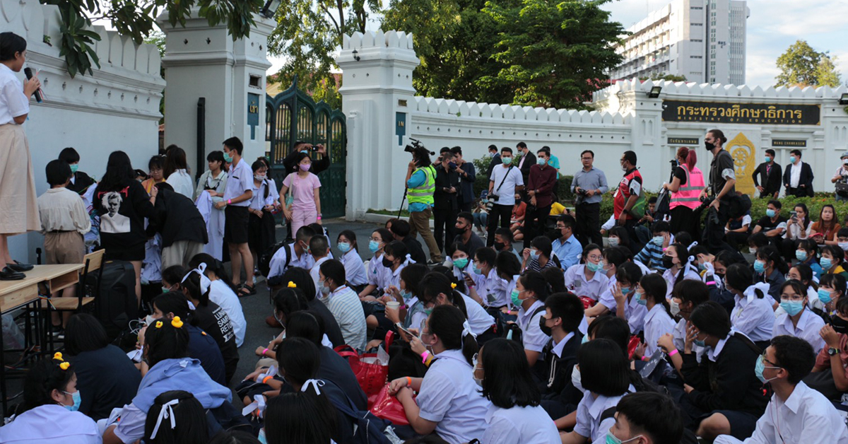 Students Converge on Education Ministry to Protest Student Uniforms1