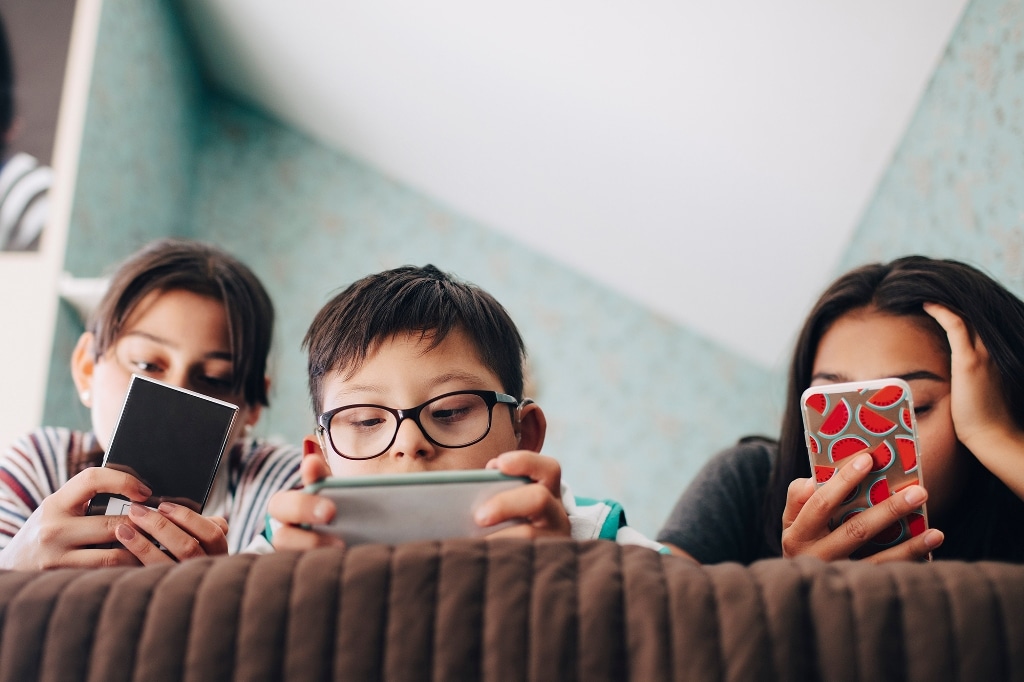 Helping Child Maintain a Healthy Relationship With Screens