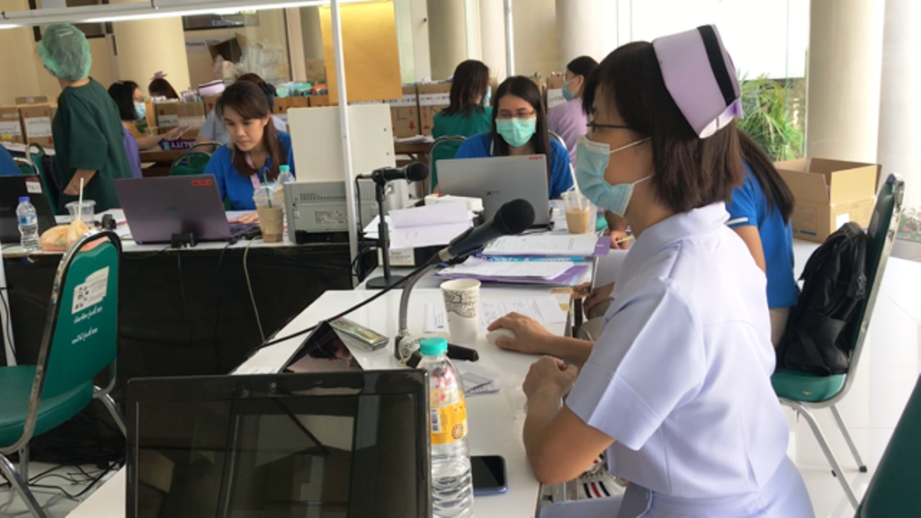 ‘Golden Voiced Nurse’ Gains Fans at Chiang Mai Covid Field Hospital