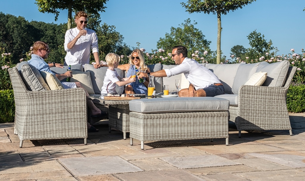 Points to Note When Looking to Buy Outdoor Furniture
